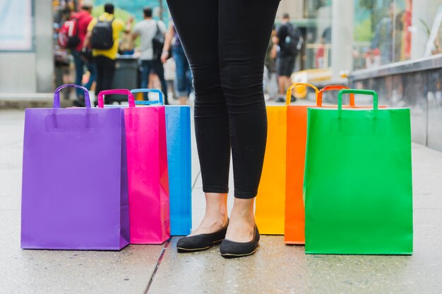 Femme, à, coloré, sacs shopping, sur, passerelle