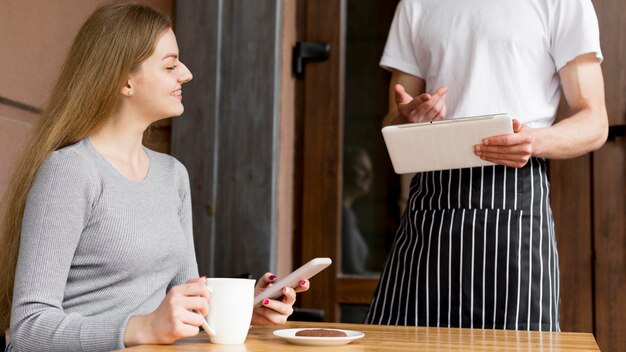 Femme, commande, café