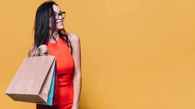 Femme commerçante gaie avec des sacs