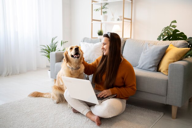Femme complète avec chien et ordinateur portable
