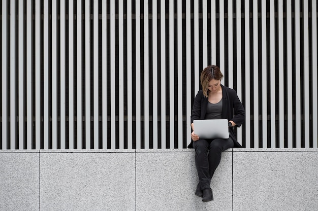 Femme complète avec ordinateur portable