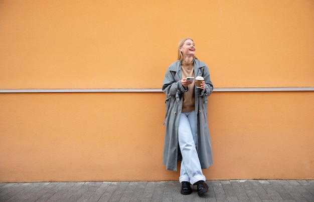 Femme complète avec smartphone