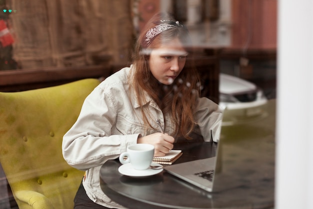 Femme concentrée, regarder, ordinateur portable