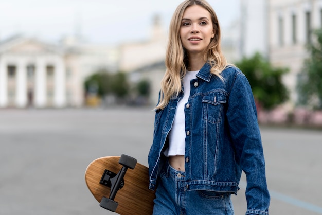 Photo gratuite femme avec concept de mode de vie skateboard