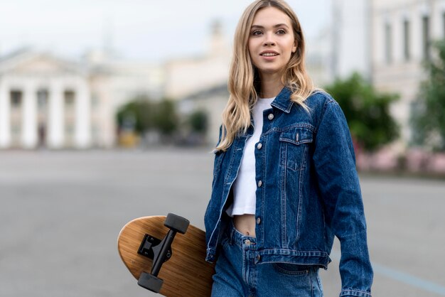 Femme avec concept de mode de vie skateboard