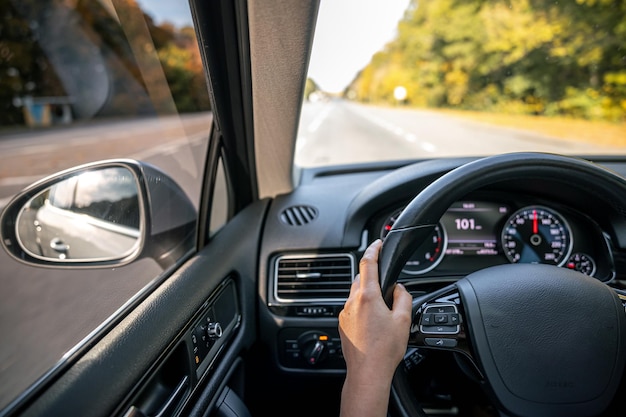 Photo gratuite la femme conduit les mains sur le volant à l'intérieur de la voiture