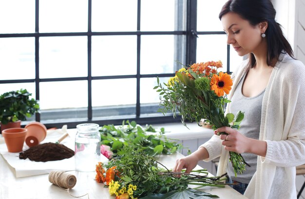 Femme, confection, beau, floral, bouquet