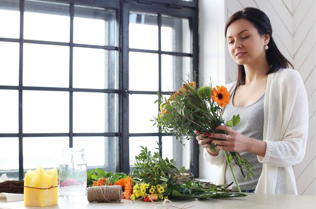 Femme, confection, beau, floral, bouquet