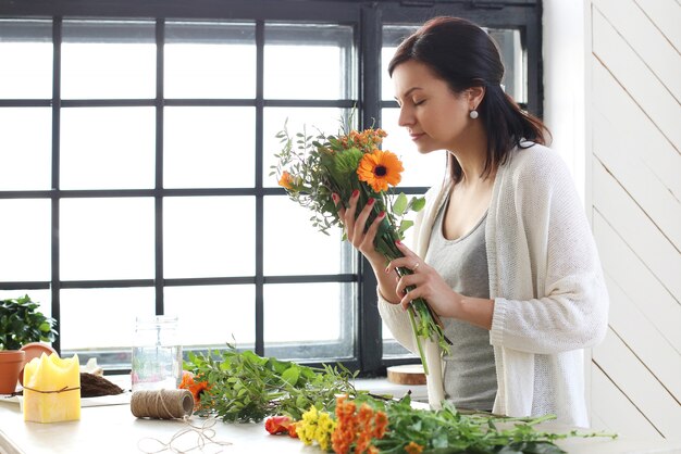 Femme, confection, beau, floral, bouquet