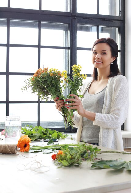 Femme, confection, beau, floral, bouquet