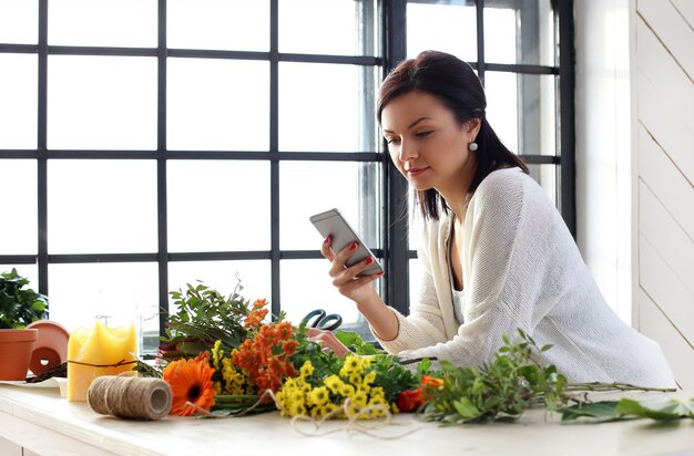 Femme, confection, beau, floral, bouquet