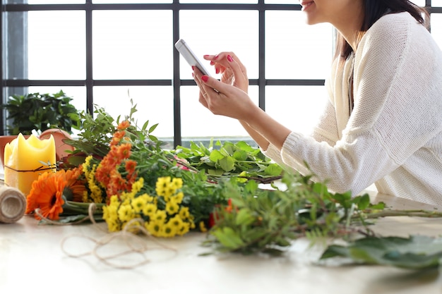 Femme, confection, beau, floral, bouquet