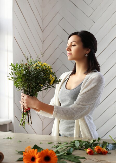 Femme, confection, beau, floral, bouquet