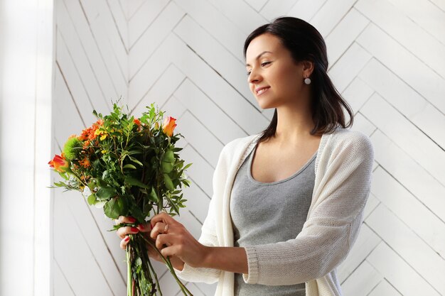 Femme, confection, beau, floral, bouquet