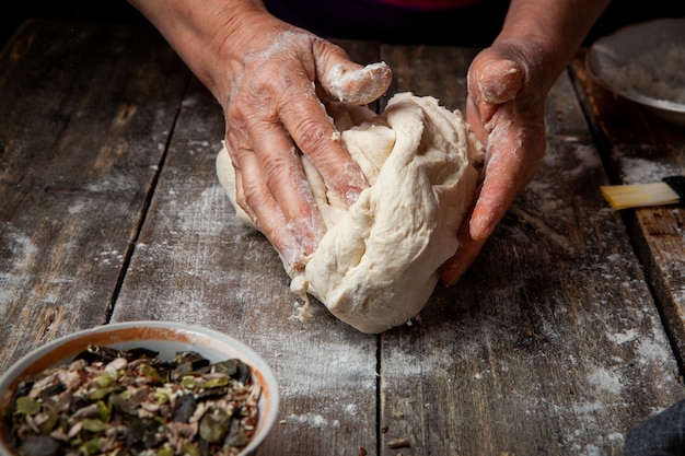 Femme, confection, pâte, bois, table, gros plan