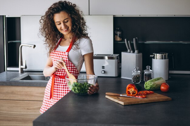 Femme, confection, salade, cuisine