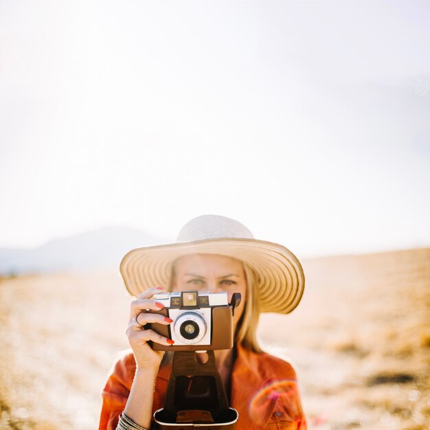 Femme confiante à l&#39;aide de vieil appareil photo lors d&#39;un voyage