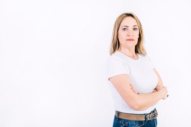 Femme confiante avec les bras croisés