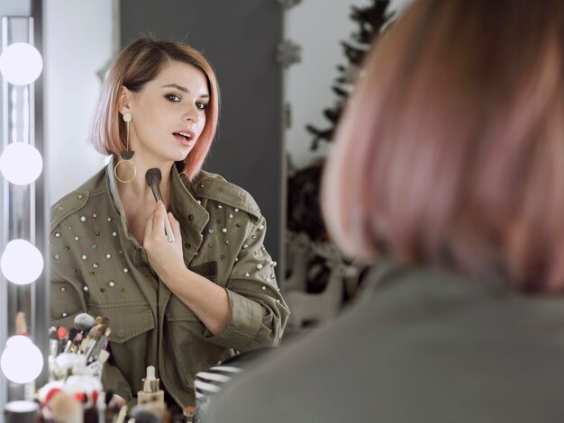 Femme confiante, demande, maquillage