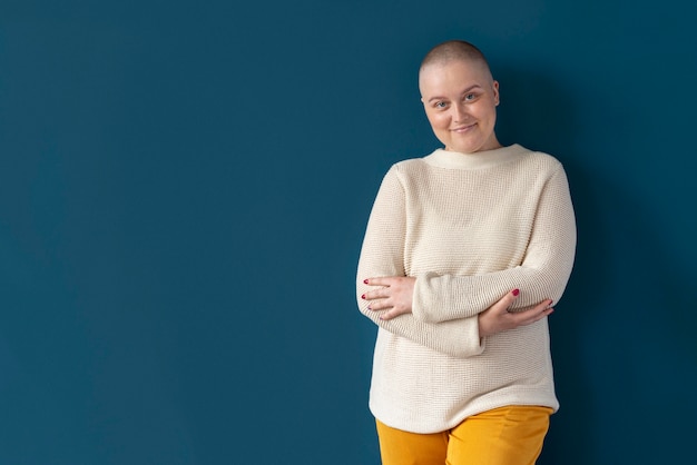 Photo gratuite femme confiante luttant contre le cancer du sein