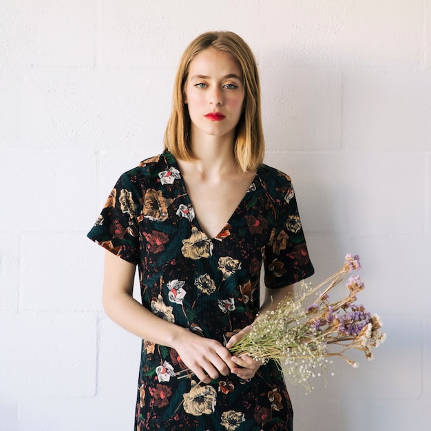 Photo gratuite femme confiante sensuelle avec bouquet de plantes sèches