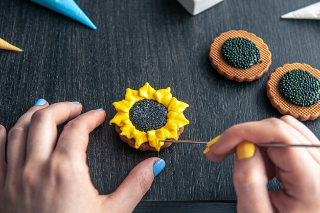 Femme confiseur faisant de la conception de pain d'épice de tournesol de pain d'épice