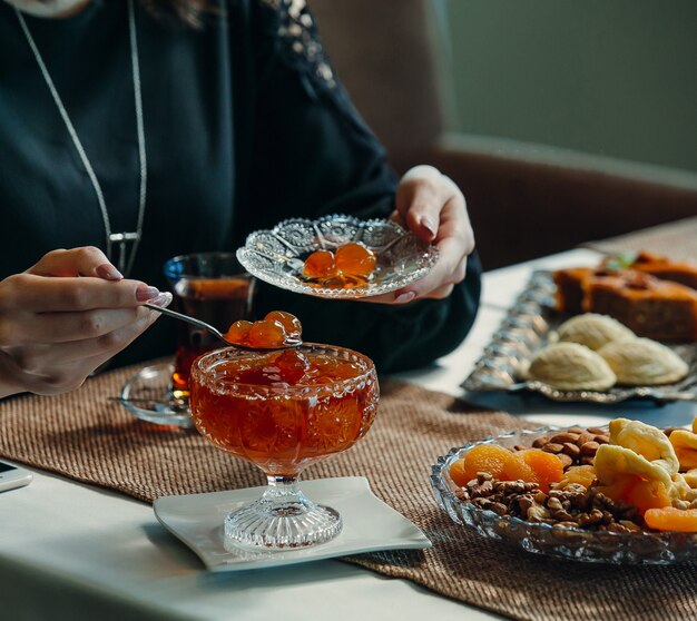 femme, confiture, cerise, depuis, pot cristal, soucoupe, à, thé