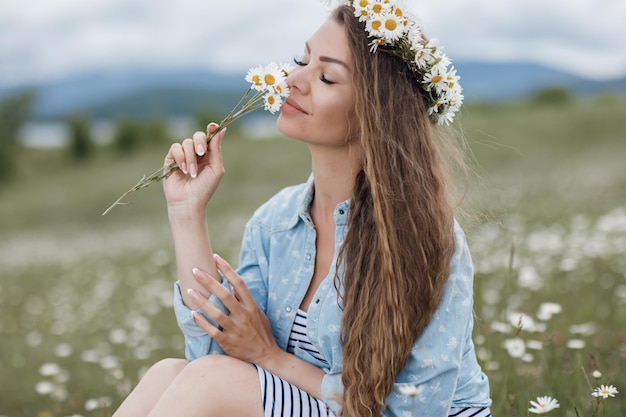 femme confortable dans le champ de marguerites