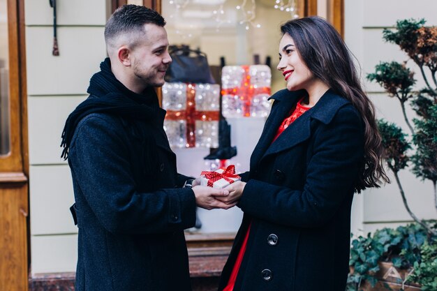 Femme de contenu faisant le cadeau de Noël