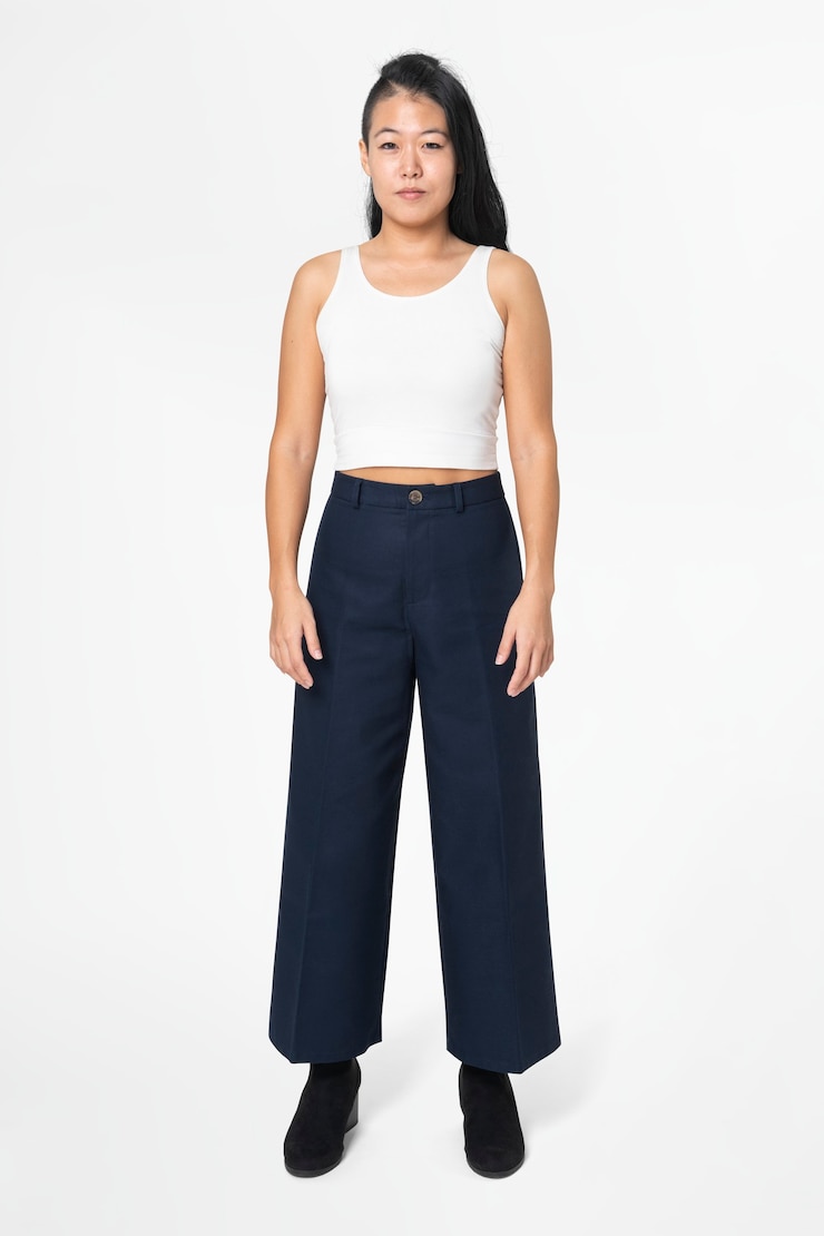 Photo gratuit femme cool en débardeur blanc et pantalon trapèze noir street fashion full body