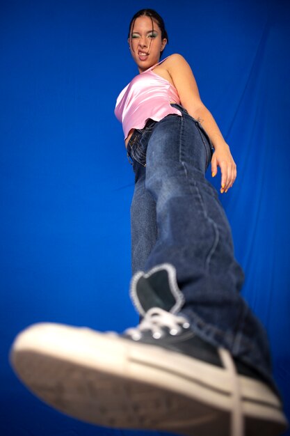 Femme cool à faible angle qui pose en studio