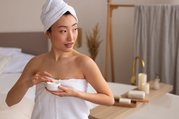 Femme coréenne faisant des soins de la peau