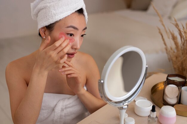 Femme coréenne faisant des soins de la peau