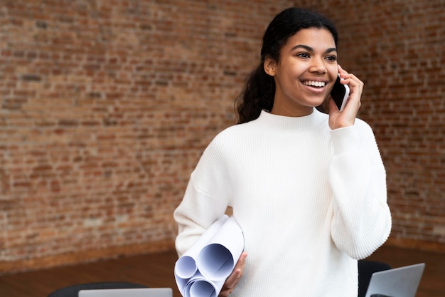 Femme corporative posant au bureau