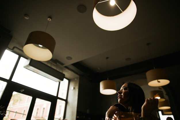 Photo gratuite femme en costume d'or se trouve dans le café