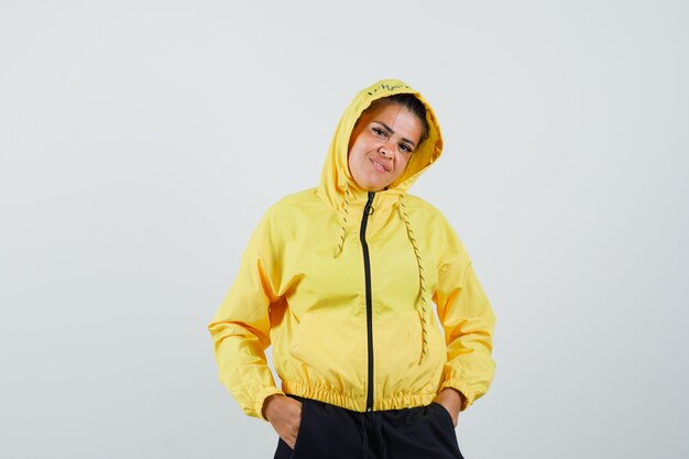 Photo gratuite femme en costume de sport debout avec les mains dans les poches et à la vue de face, confiant.