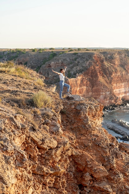 Femme sur le côté appréciant la vue