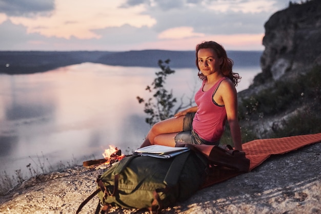 Femme à côté d'un beau paysage