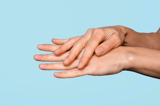 Femme sur le côté se laver les mains isolé sur bleu