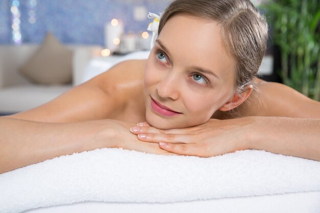 Femme couchée dans la salle de massage