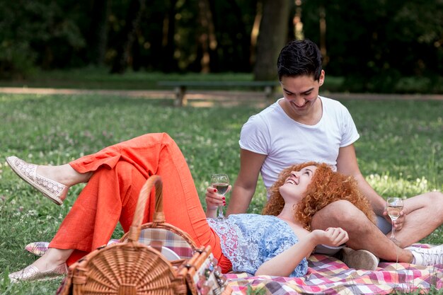 Femme couchée sur les genoux de son petit ami