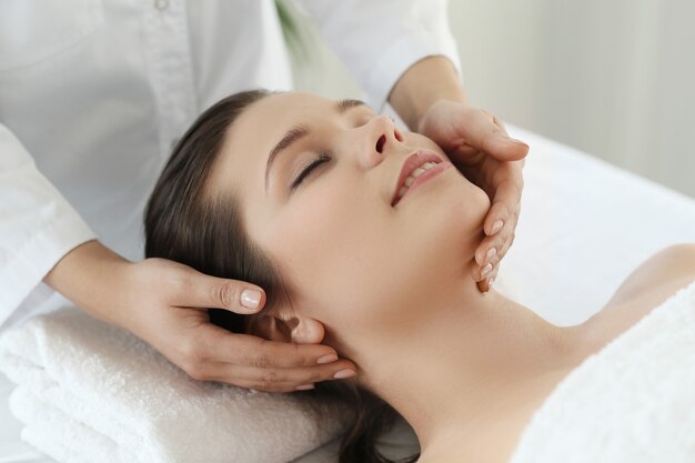 Femme couchée recevant un massage. Thérapie cranio-sacrée