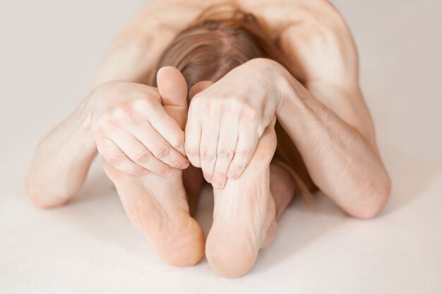 Femme couchée sur ses jambes