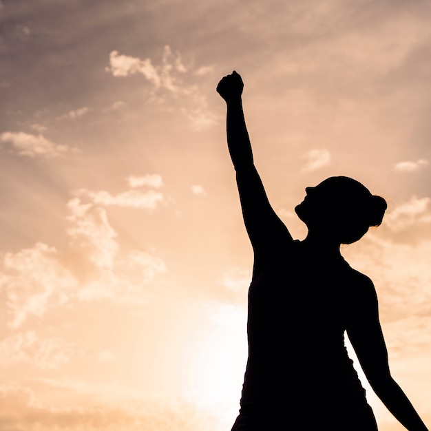 Femme, coucher de soleil et yoga