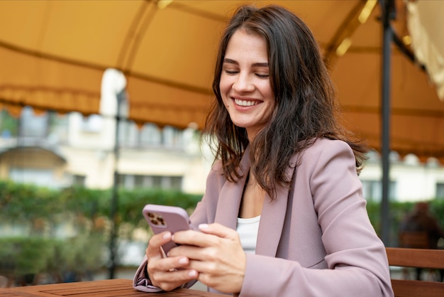 Femme de coup moyen avec appareil