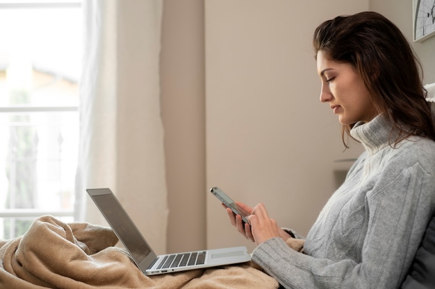 Femme de coup moyen avec des appareils