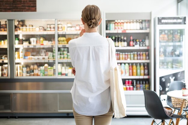 Femme de coup moyen au marché