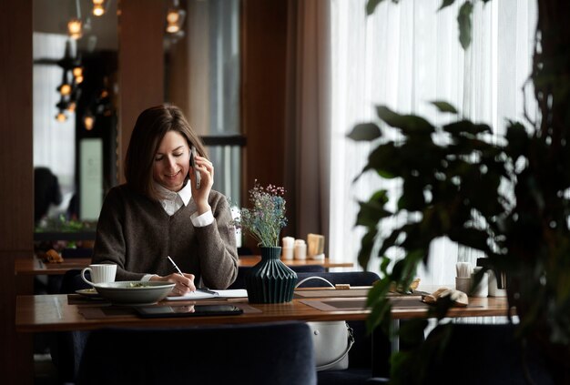 Femme de coup moyen au restaurant