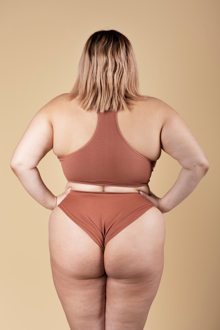 Photo gratuit femme de coup moyen avec un beau corps