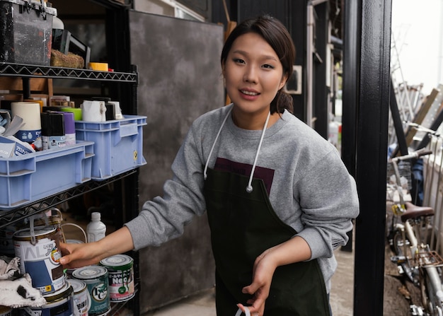 Femme coup moyen avec boîte de peinture